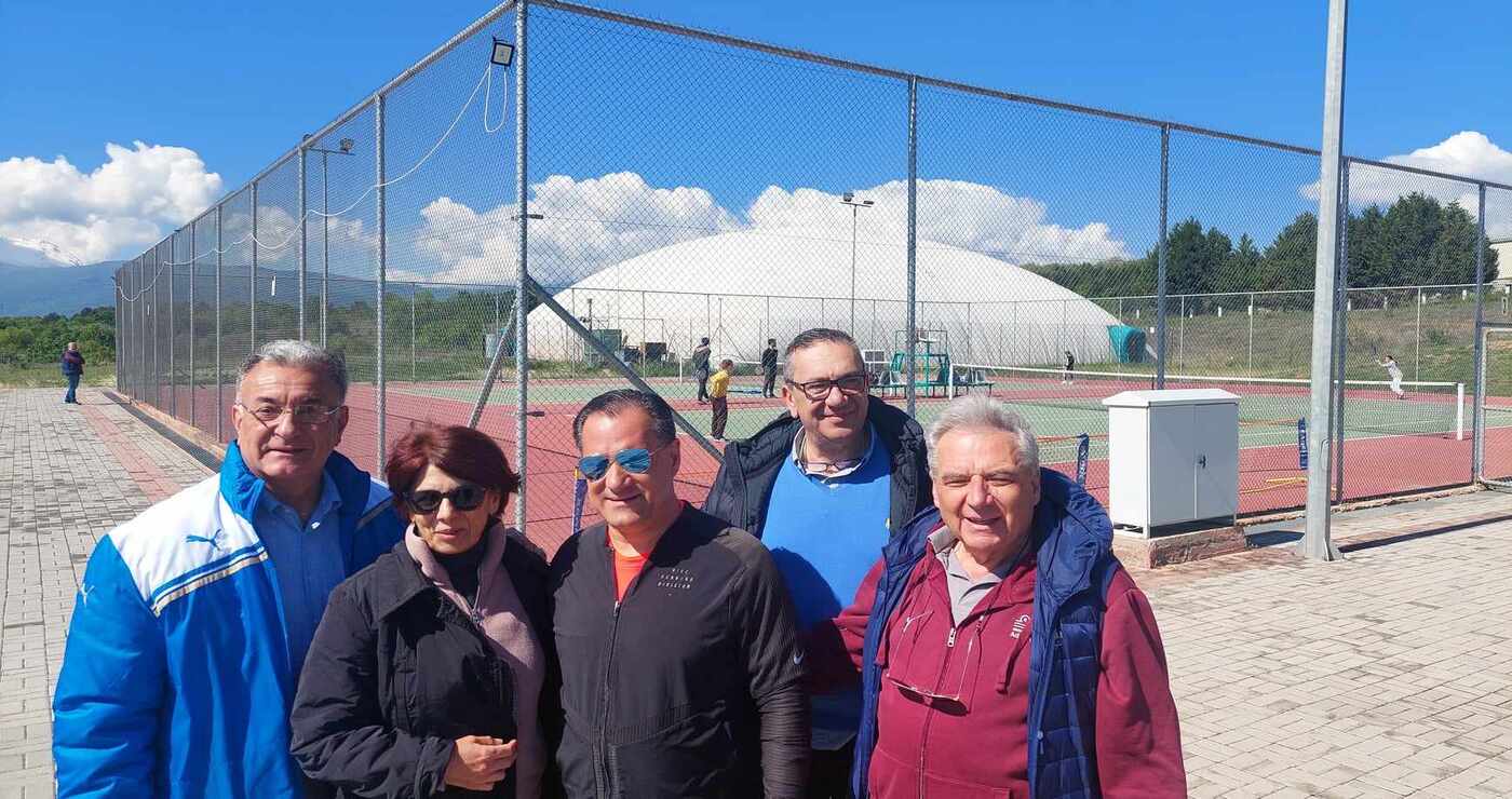Εντυπωσιασμένος ο Άδωνης Γεωργιάδης από τις εγκαταστάσεις του Ομίλου Αντισφαίρισης Πτολεμαϊδας. Έπαιξε τένις και έστειλε μήνυμα για τη διάδοση του αθλήματος